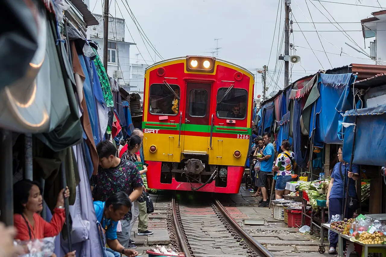 Mercado de las vías de Maeklong